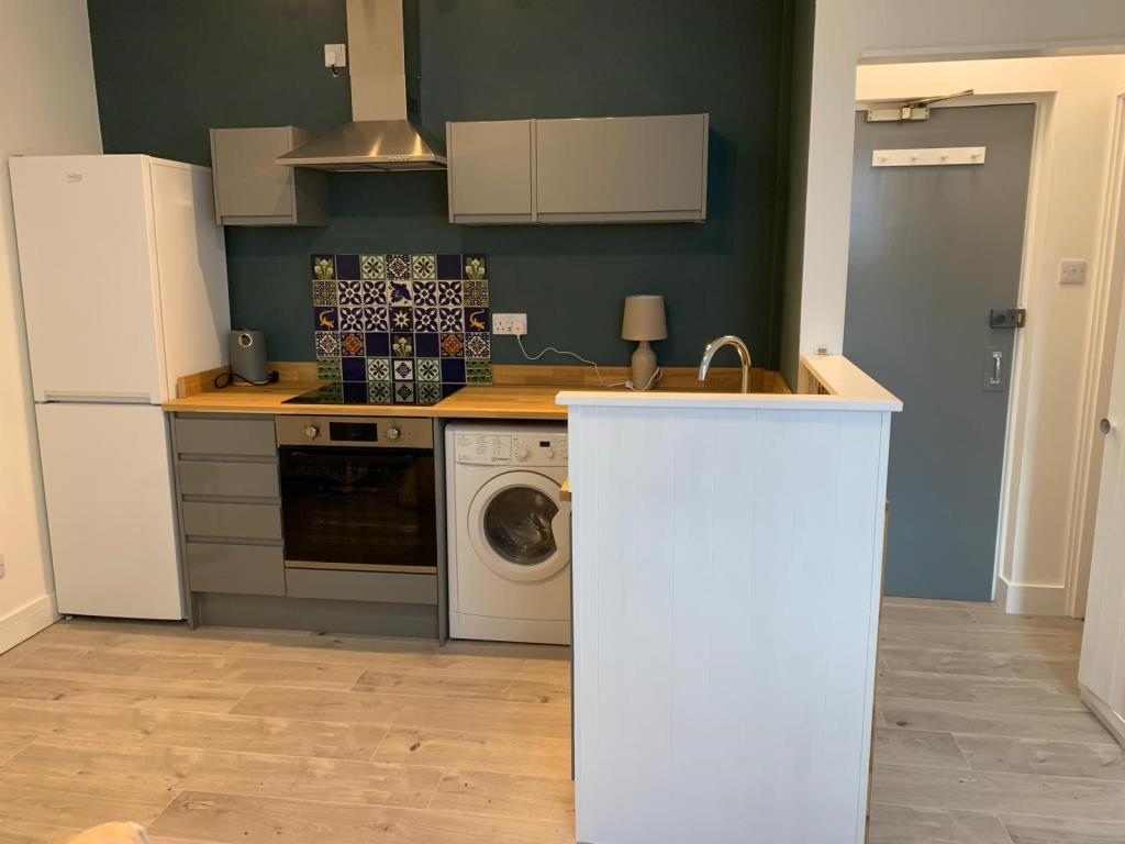 Lot: 94 - LEASEHOLD FLAT IN GOOD LOCATION - Kitchen area and access point to flat